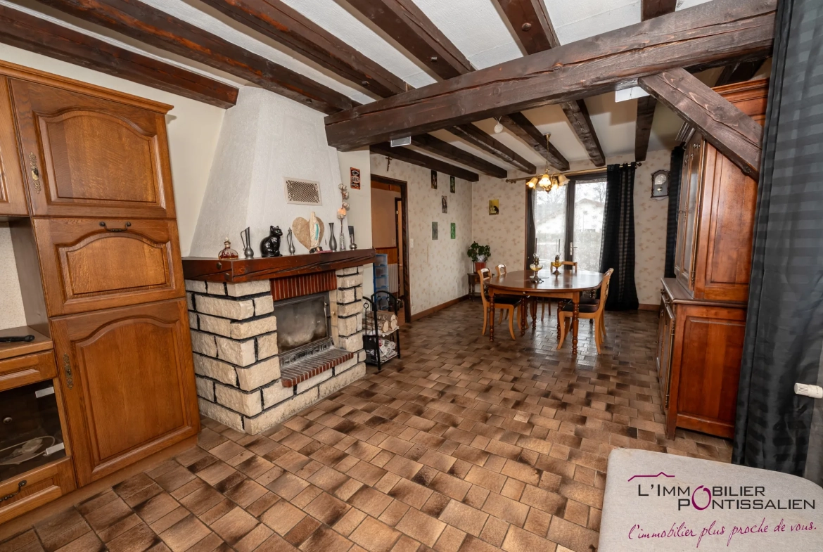 Maison familiale à La Riviere Drugeon proche Pontarlier avec terrain clos et garage 
