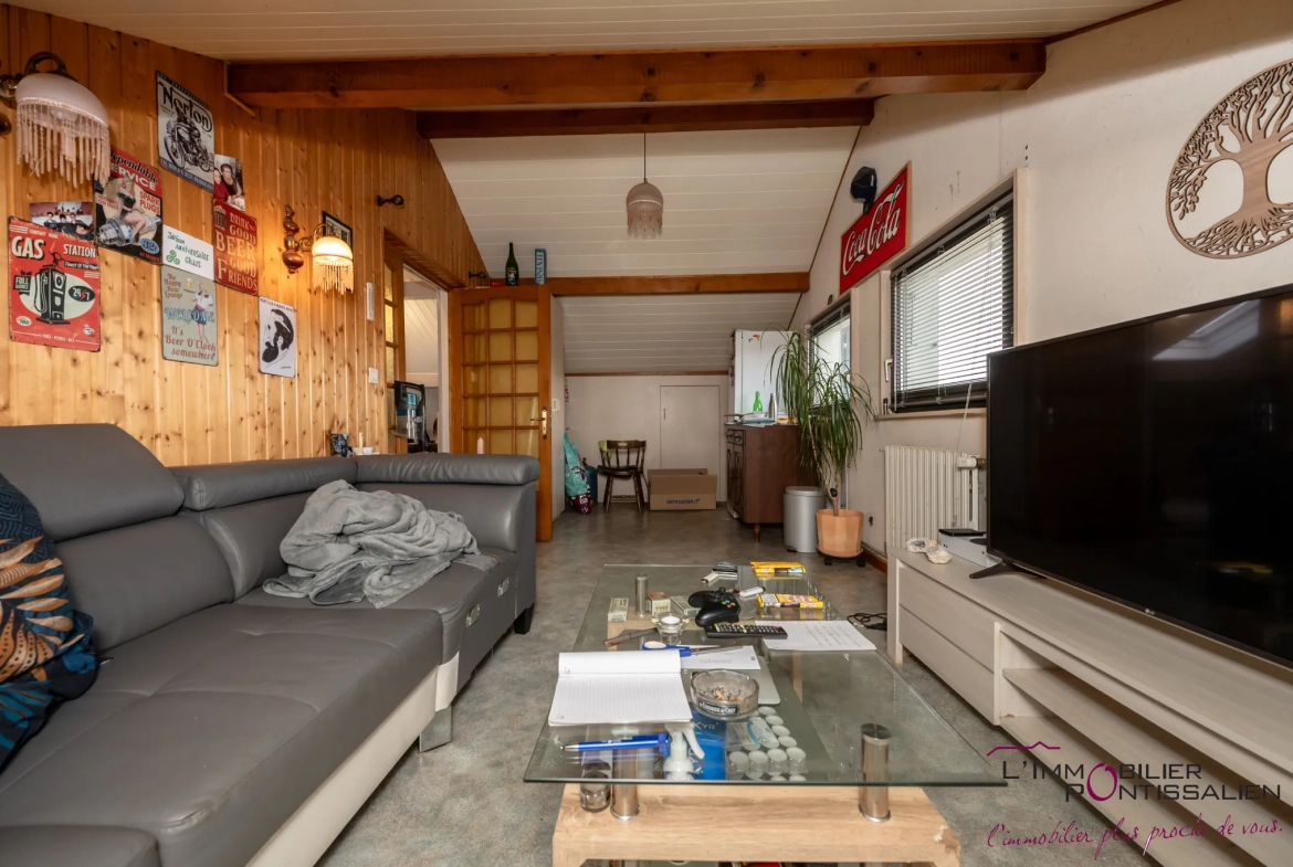 Maison familiale à La Riviere Drugeon proche Pontarlier avec terrain clos et garage 