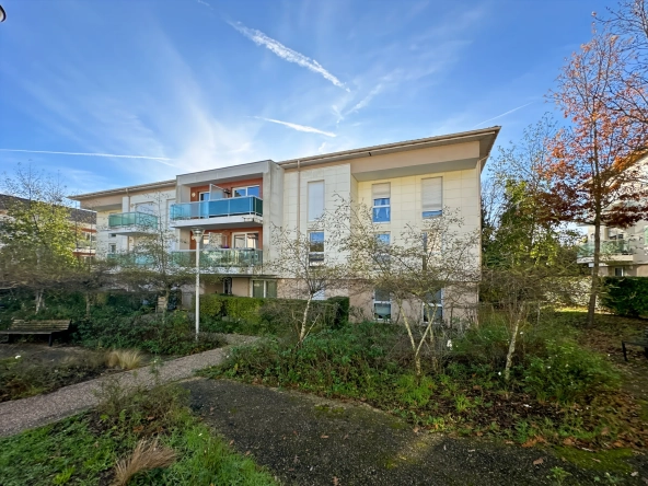 Appartement 3 pièces de 66 m² à Montlignon avec parking en résidence senior