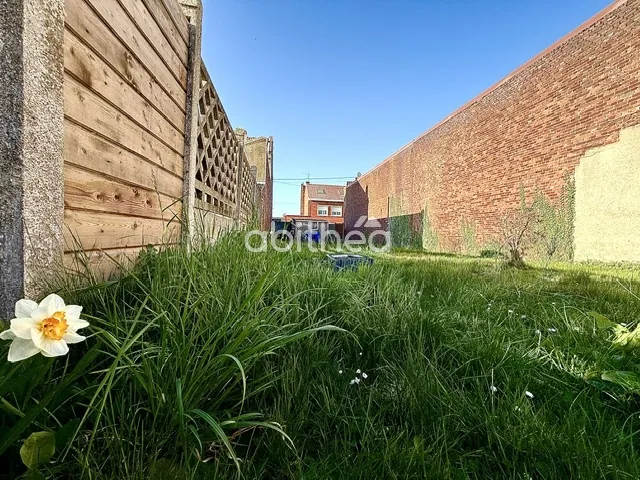 Terrain constructible de 373 m² au centre de Harnes avec garage 