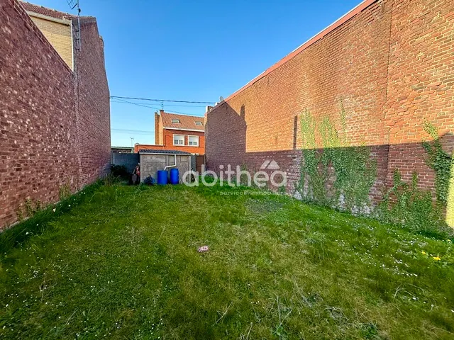 Terrain constructible de 373 m² au centre de Harnes avec garage 