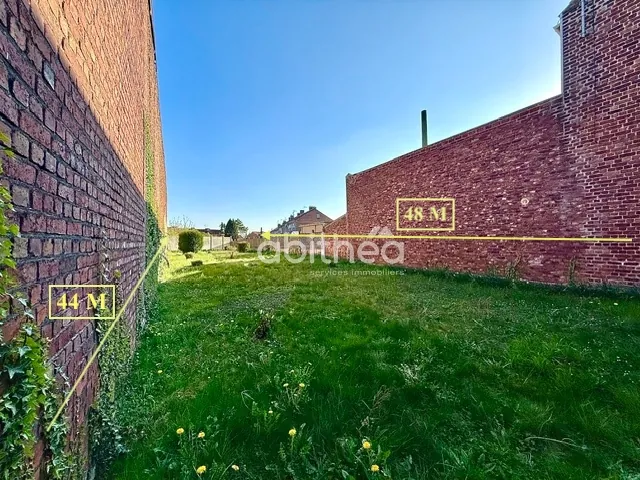 Terrain constructible de 373 m² au centre de Harnes avec garage 