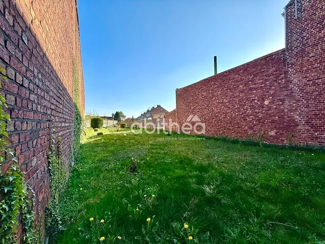 Terrain constructible de 373 m² au centre de Harnes avec garage 