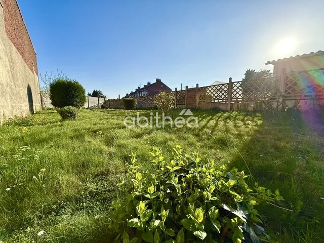 Terrain constructible de 373 m² au centre de Harnes avec garage 