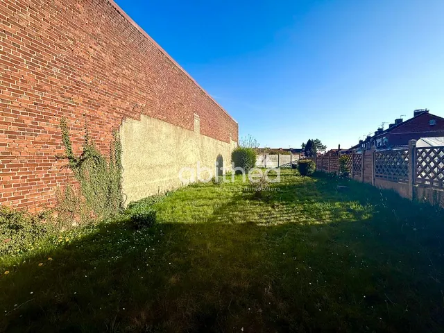 Terrain constructible de 373 m² au centre de Harnes avec garage 