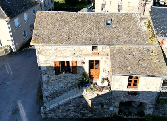 Maison en pierre de 130 m² à Ségur en Aveyron avec vue et potentiel d'aménagement 