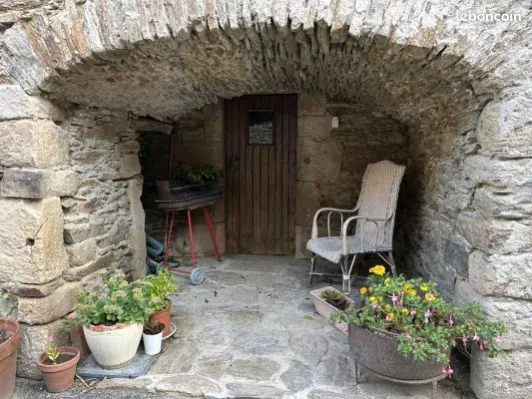 Maison en pierre de 130 m² à Ségur en Aveyron avec vue et potentiel d'aménagement 