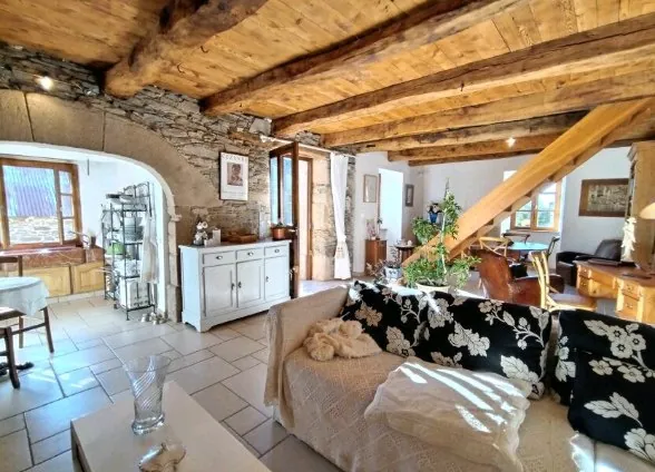 Maison en pierre de 130 m² à Ségur en Aveyron avec vue et potentiel d'aménagement 