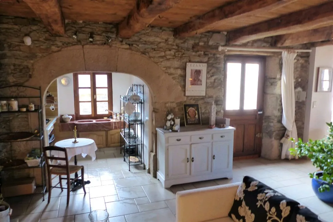 Maison en pierre de 130 m² à Ségur en Aveyron avec vue et potentiel d'aménagement 
