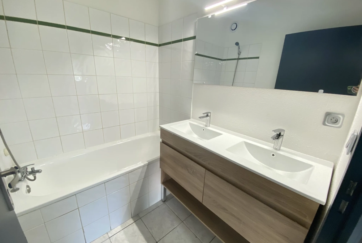 Appartement 3 pièces rénové de 56 m² à Lunel Nord avec balcon et parking 