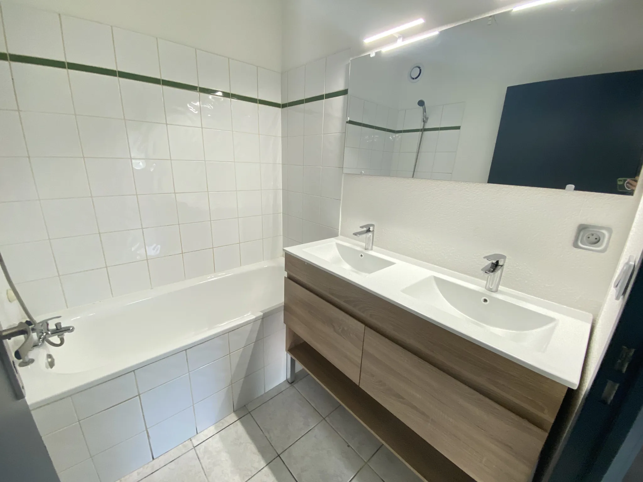 Appartement 3 pièces rénové de 56 m² à Lunel Nord avec balcon et parking 