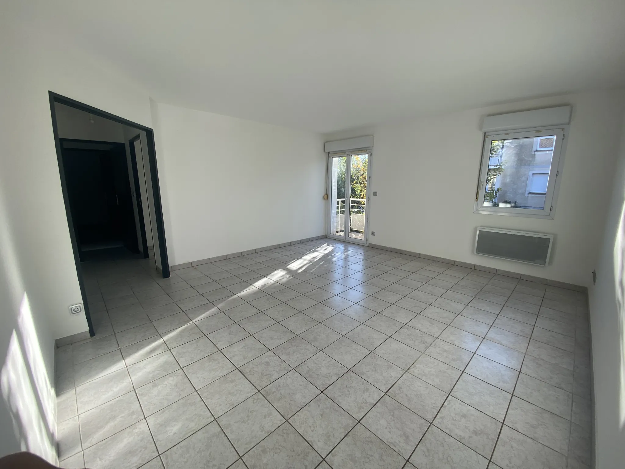 Appartement 3 pièces rénové de 56 m² à Lunel Nord avec balcon et parking 