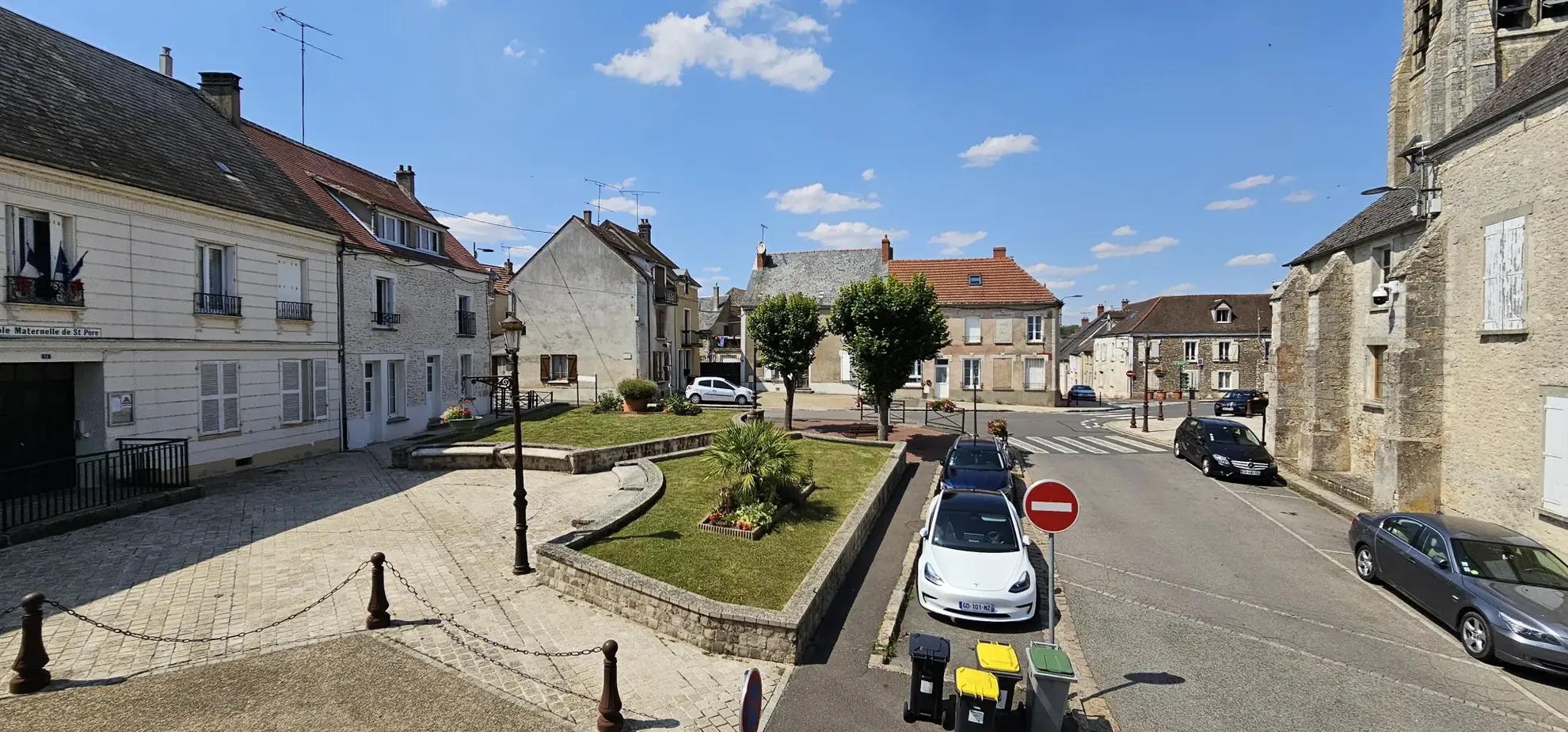 Maison de village à Méréville avec grand potentiel de rénovation et espace extérieur privé 
