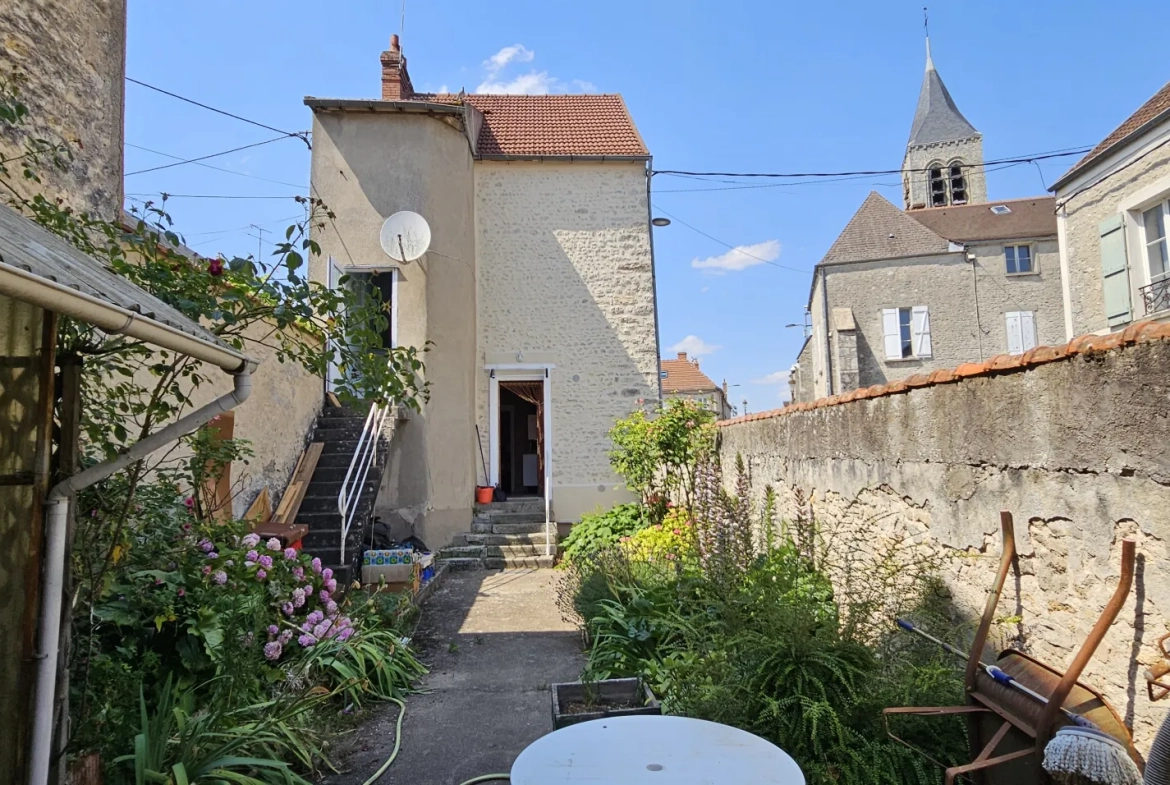 Maison de village à Méréville avec grand potentiel de rénovation et espace extérieur privé 
