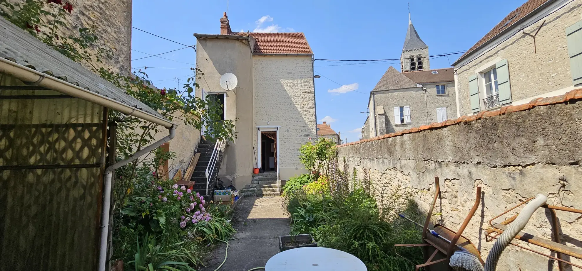 Maison de village à Méréville avec grand potentiel de rénovation et espace extérieur privé 