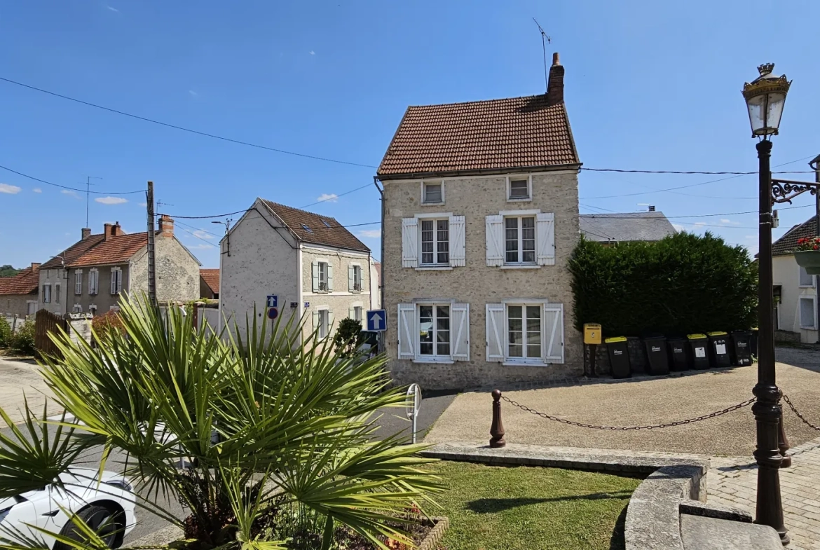 Maison de village à Méréville avec grand potentiel de rénovation et espace extérieur privé 
