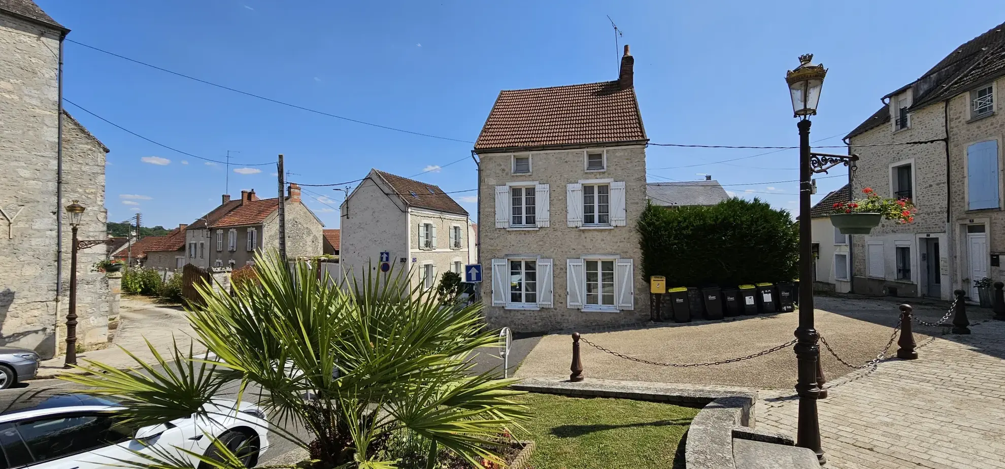 Maison de village à Méréville avec grand potentiel de rénovation et espace extérieur privé 