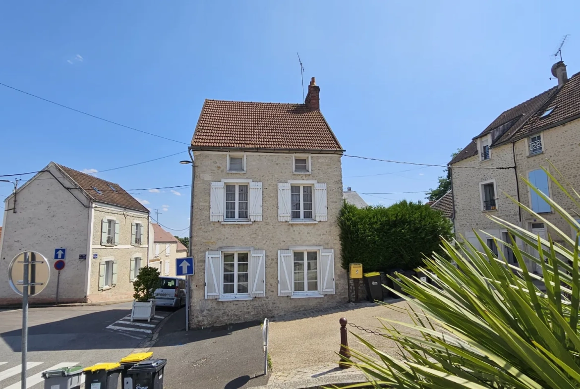 Maison de village à Méréville avec grand potentiel de rénovation et espace extérieur privé 
