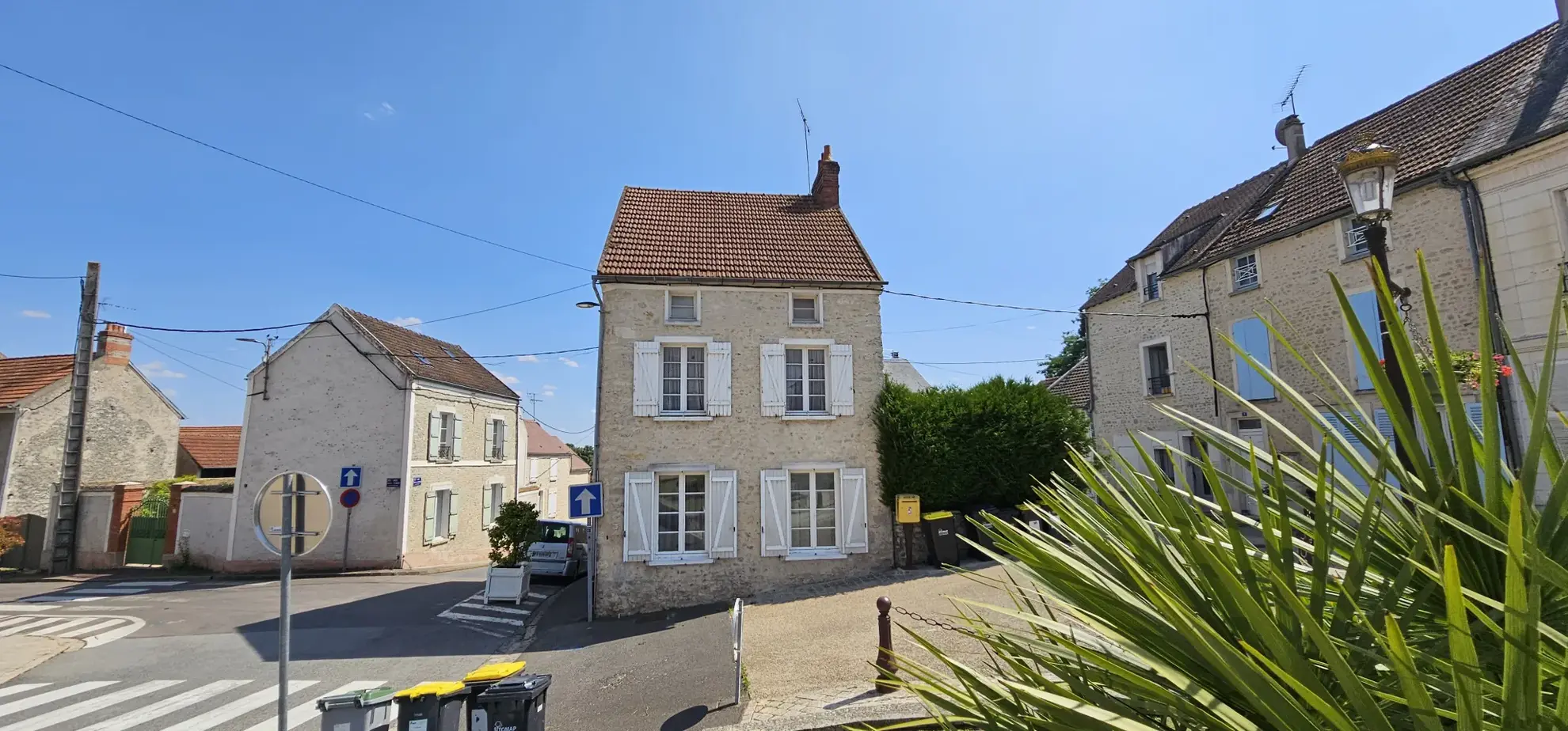 Maison de village à Méréville avec grand potentiel de rénovation et espace extérieur privé 