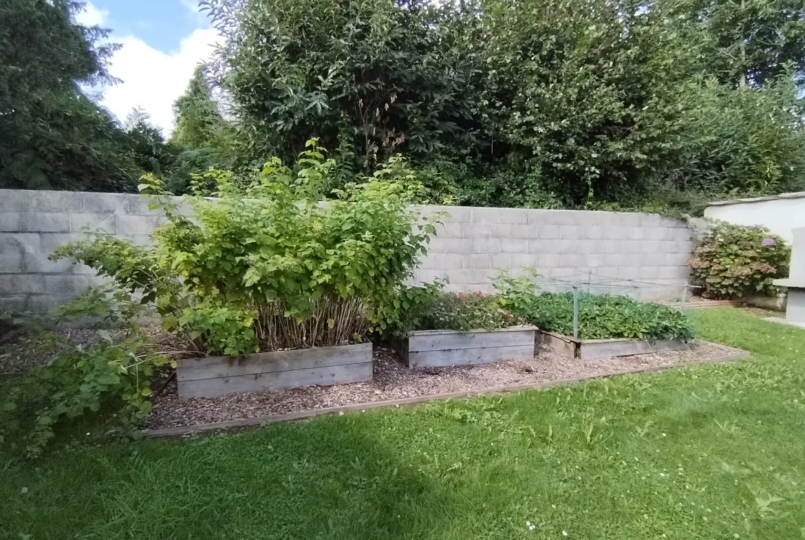 Belle maison à vendre à Lécousse avec vue, jardin et garage, prix attractif 