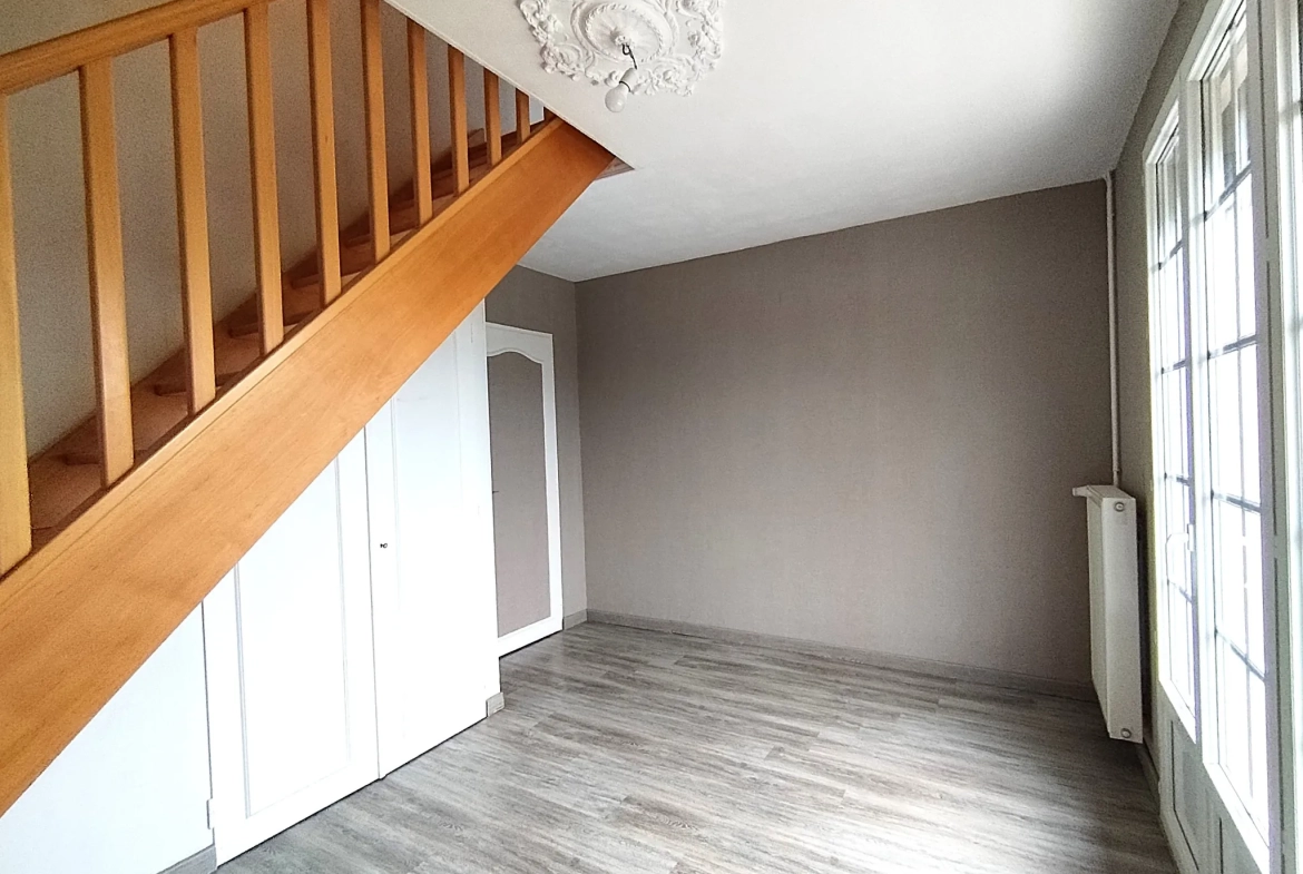 Belle maison à vendre à Lécousse avec vue, jardin et garage, prix attractif 