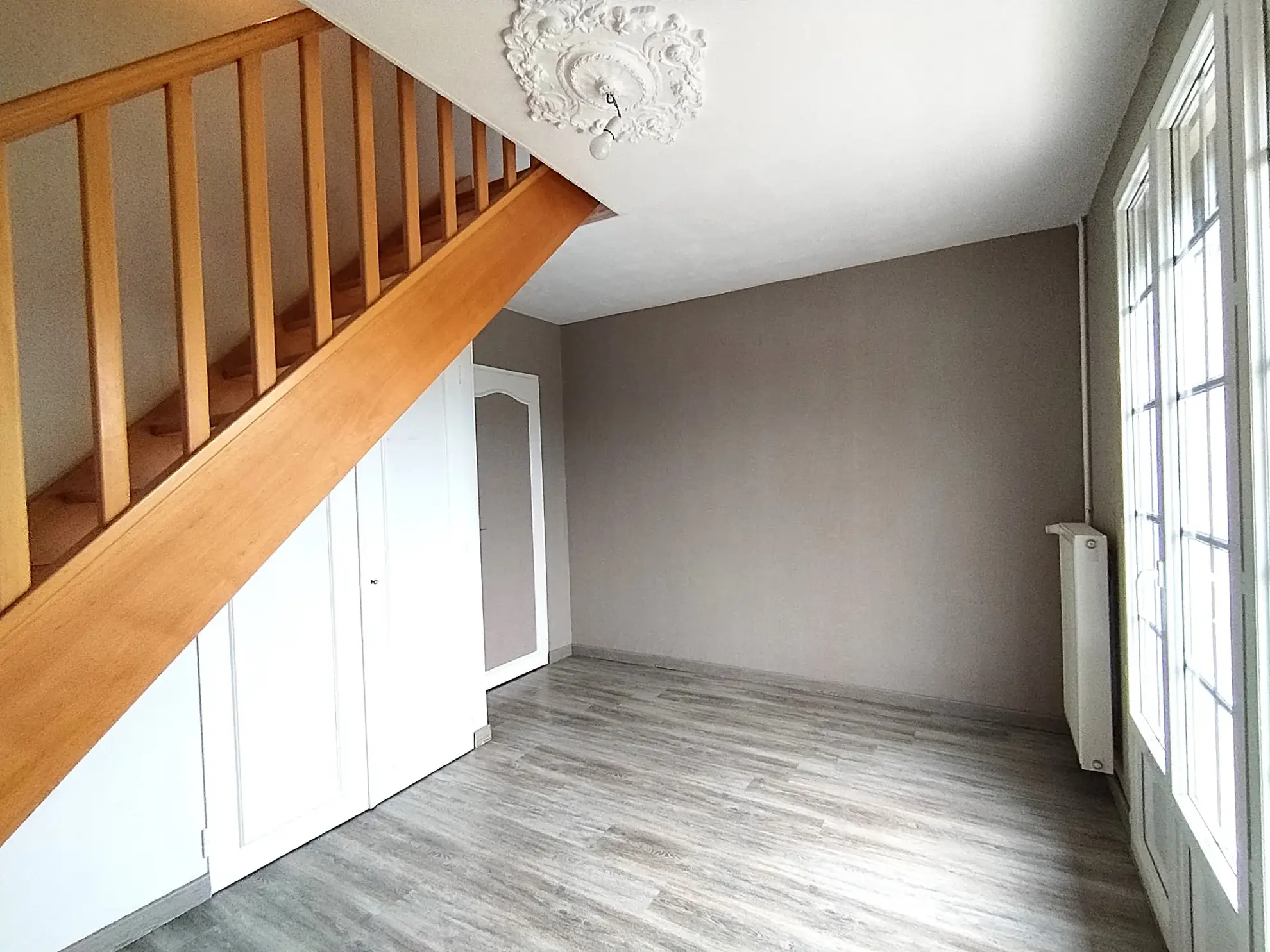 Belle maison à vendre à Lécousse avec vue, jardin et garage, prix attractif 