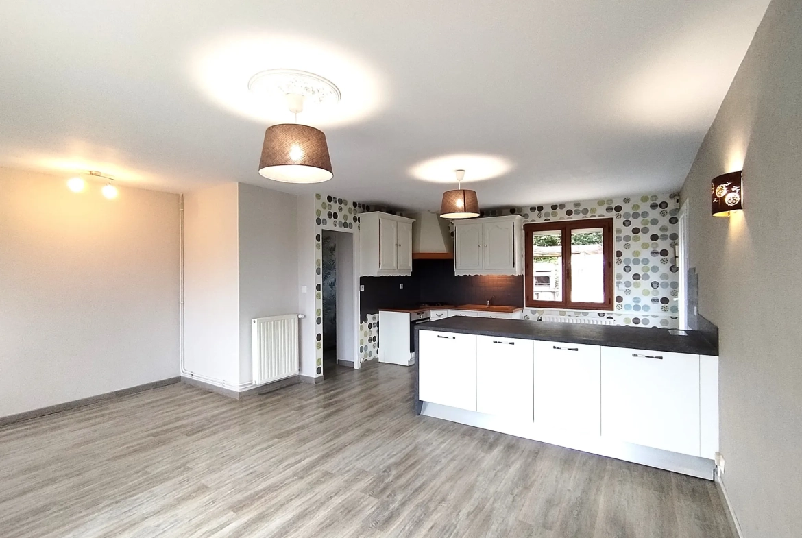 Belle maison à vendre à Lécousse avec vue, jardin et garage, prix attractif 