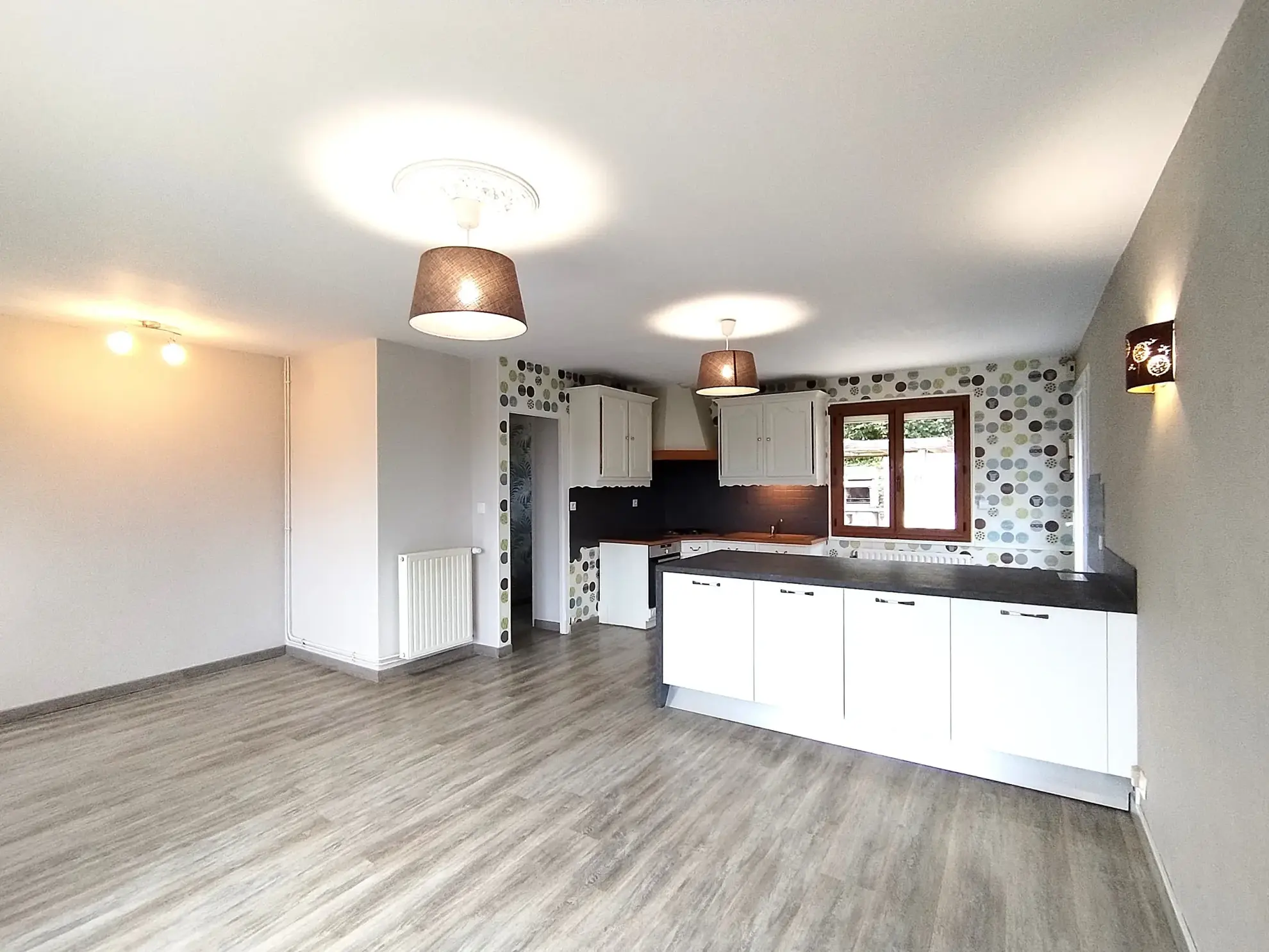 Belle maison à vendre à Lécousse avec vue, jardin et garage, prix attractif 