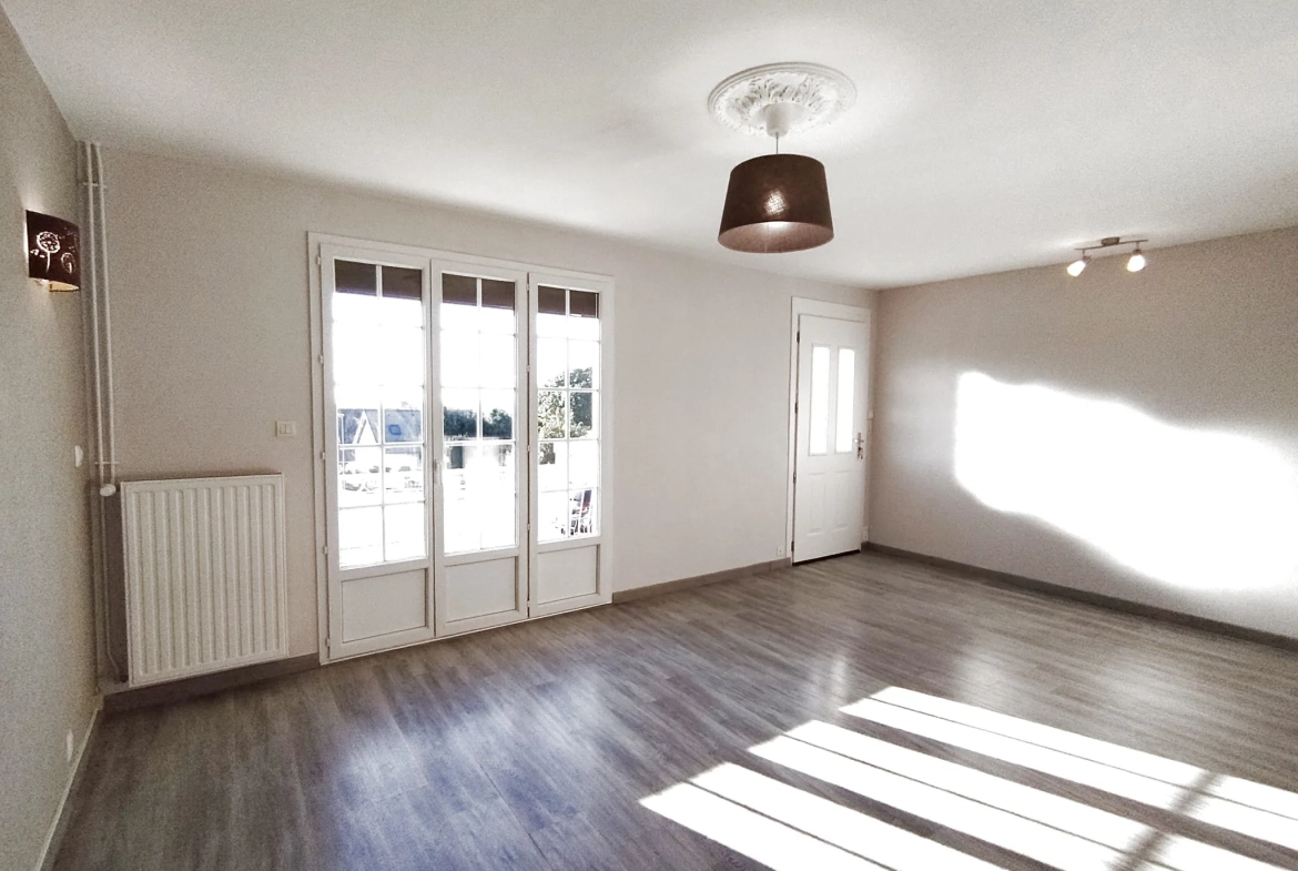 Belle maison à vendre à Lécousse avec vue, jardin et garage, prix attractif 