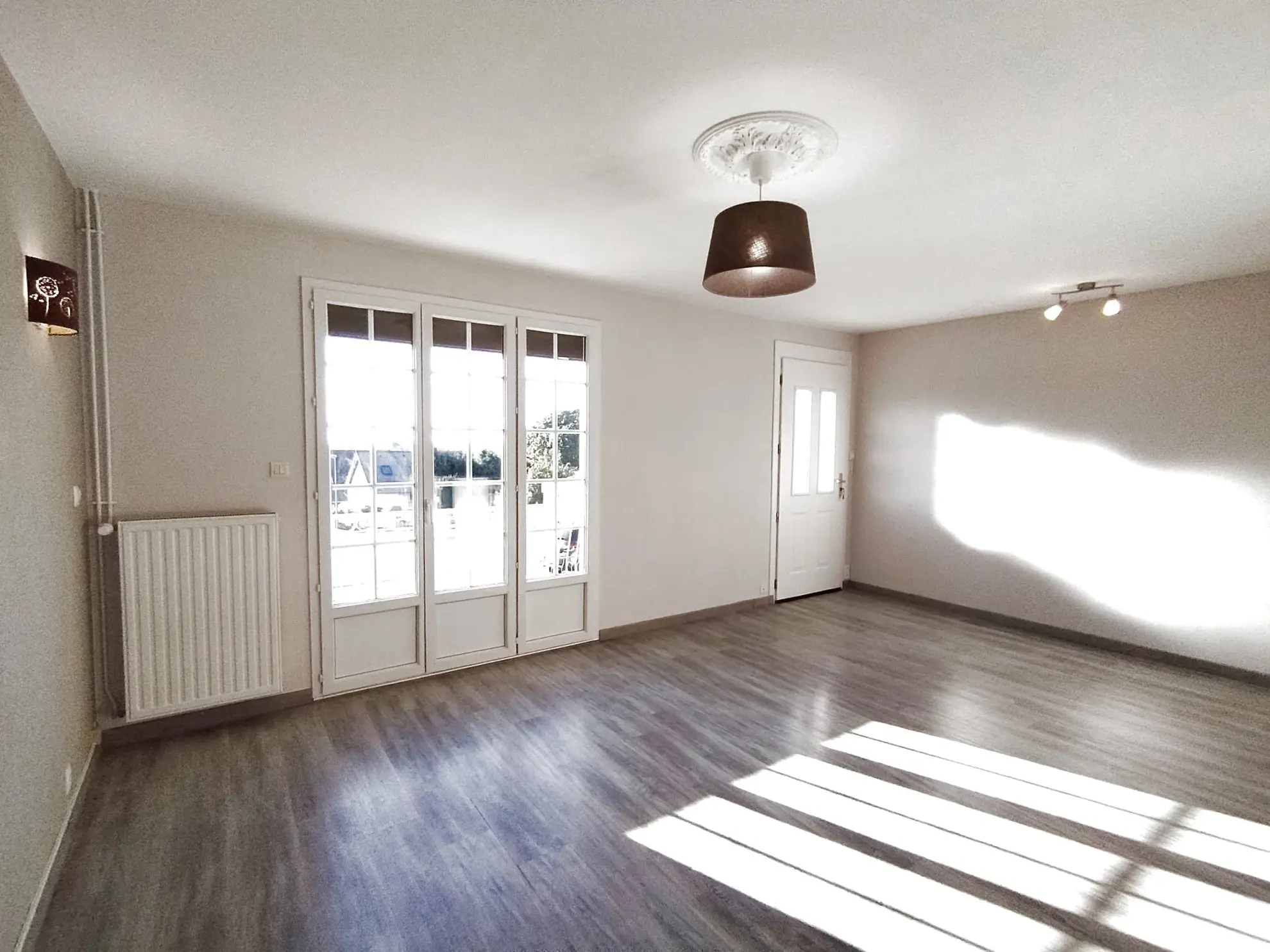Belle maison à vendre à Lécousse avec vue, jardin et garage, prix attractif 