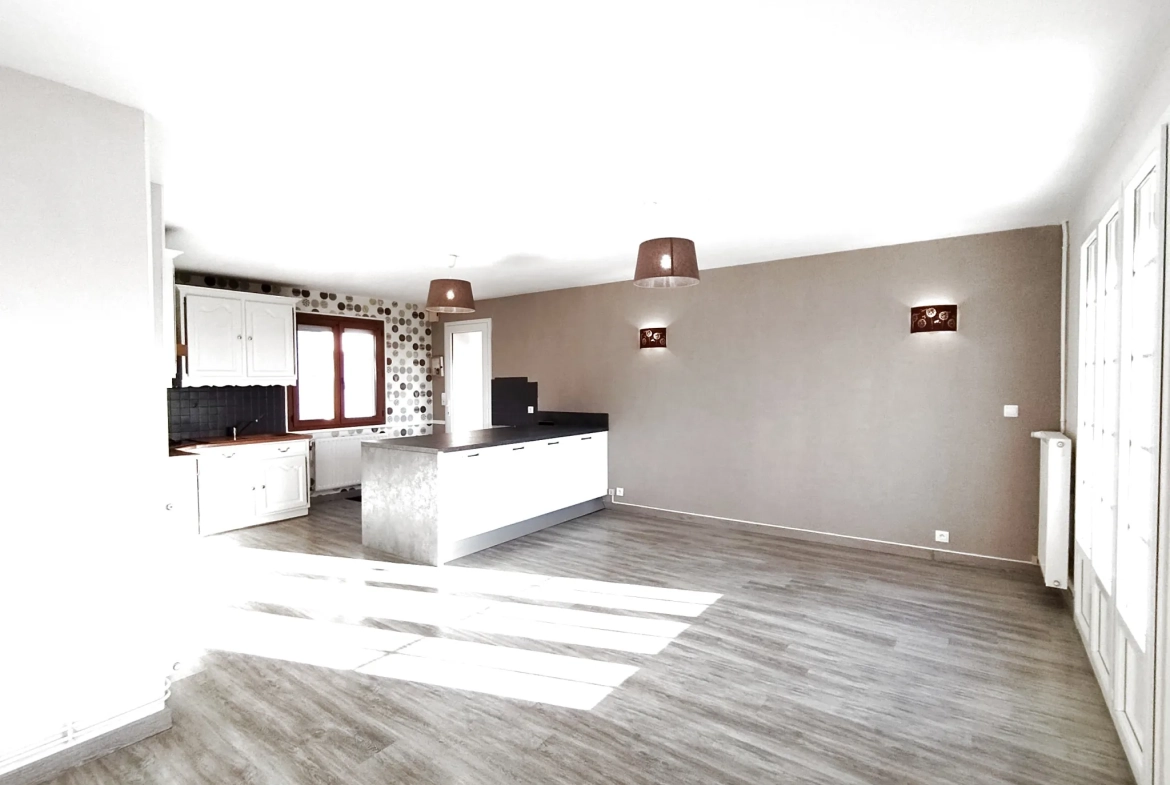 Belle maison à vendre à Lécousse avec vue, jardin et garage, prix attractif 