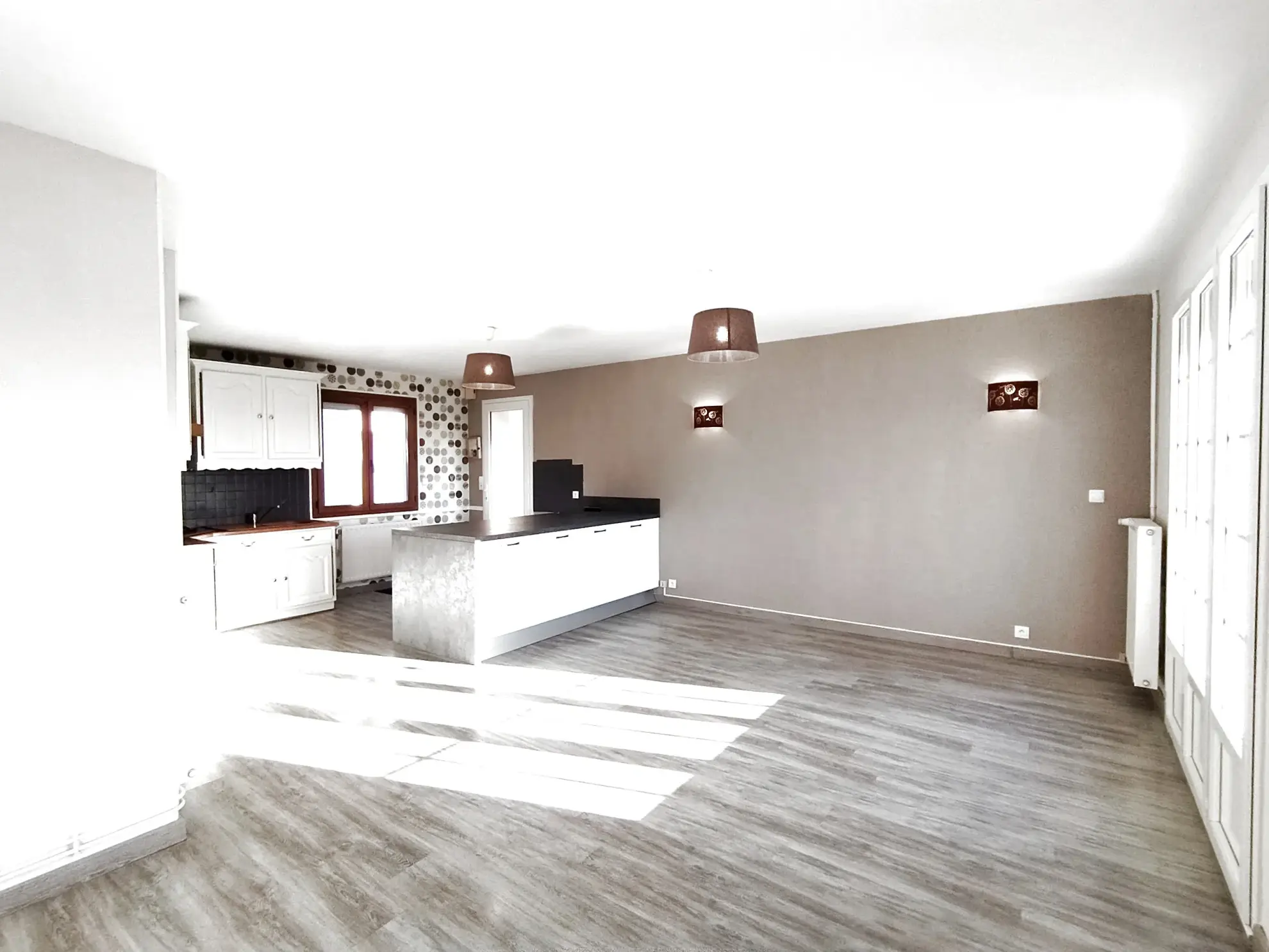 Belle maison à vendre à Lécousse avec vue, jardin et garage, prix attractif 