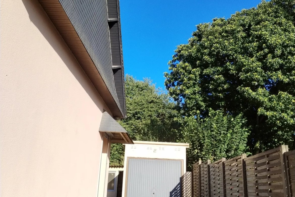Belle maison à vendre à Lécousse avec vue, jardin et garage, prix attractif 
