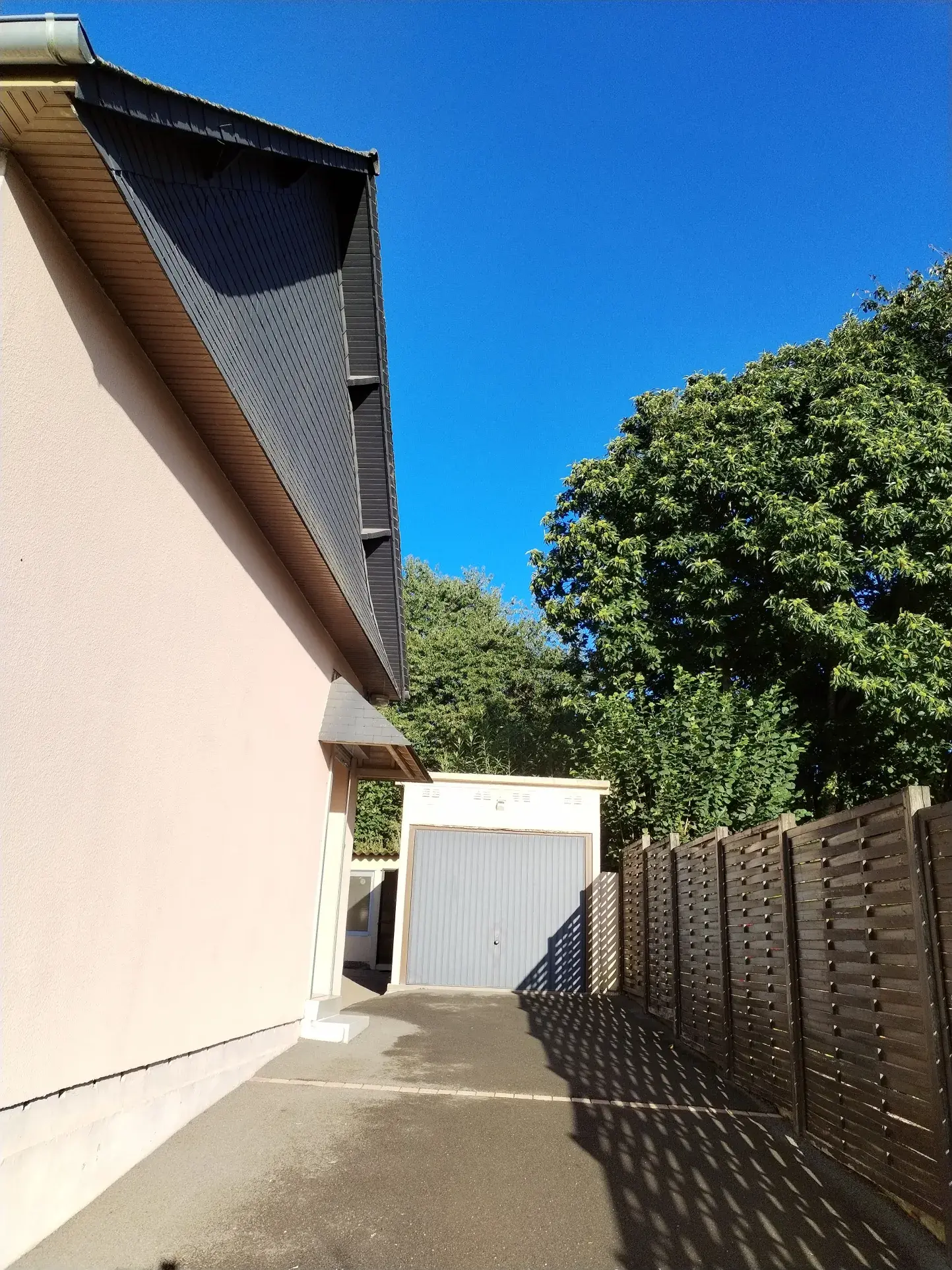 Belle maison à vendre à Lécousse avec vue, jardin et garage, prix attractif 