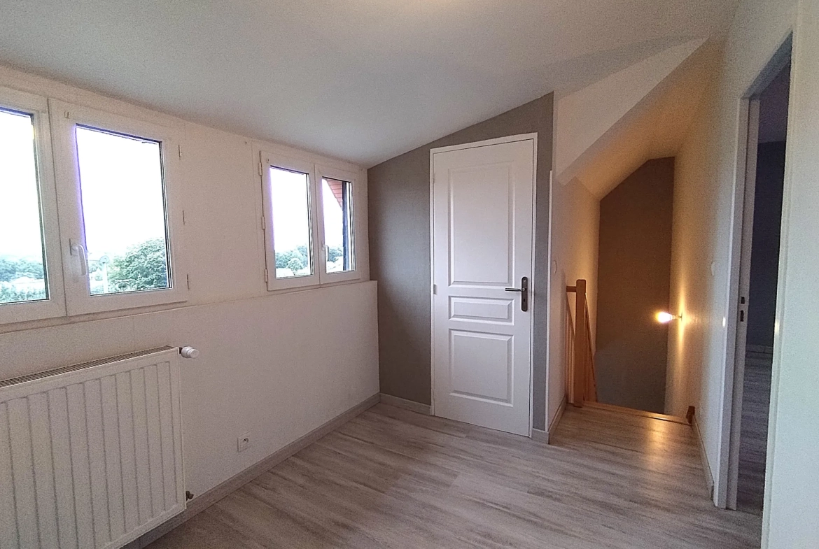 Belle maison à vendre à Lécousse avec vue, jardin et garage, prix attractif 