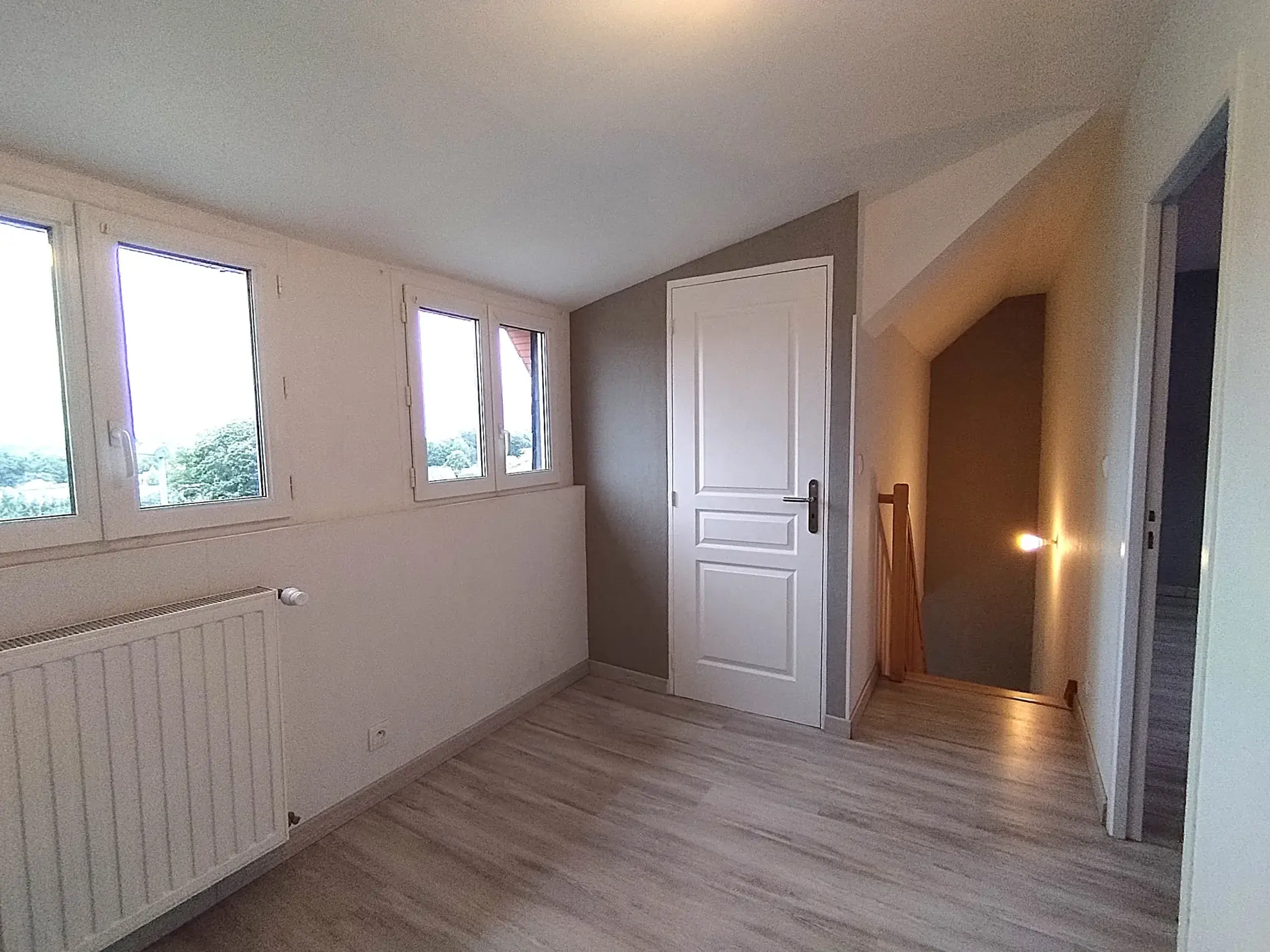 Belle maison à vendre à Lécousse avec vue, jardin et garage, prix attractif 