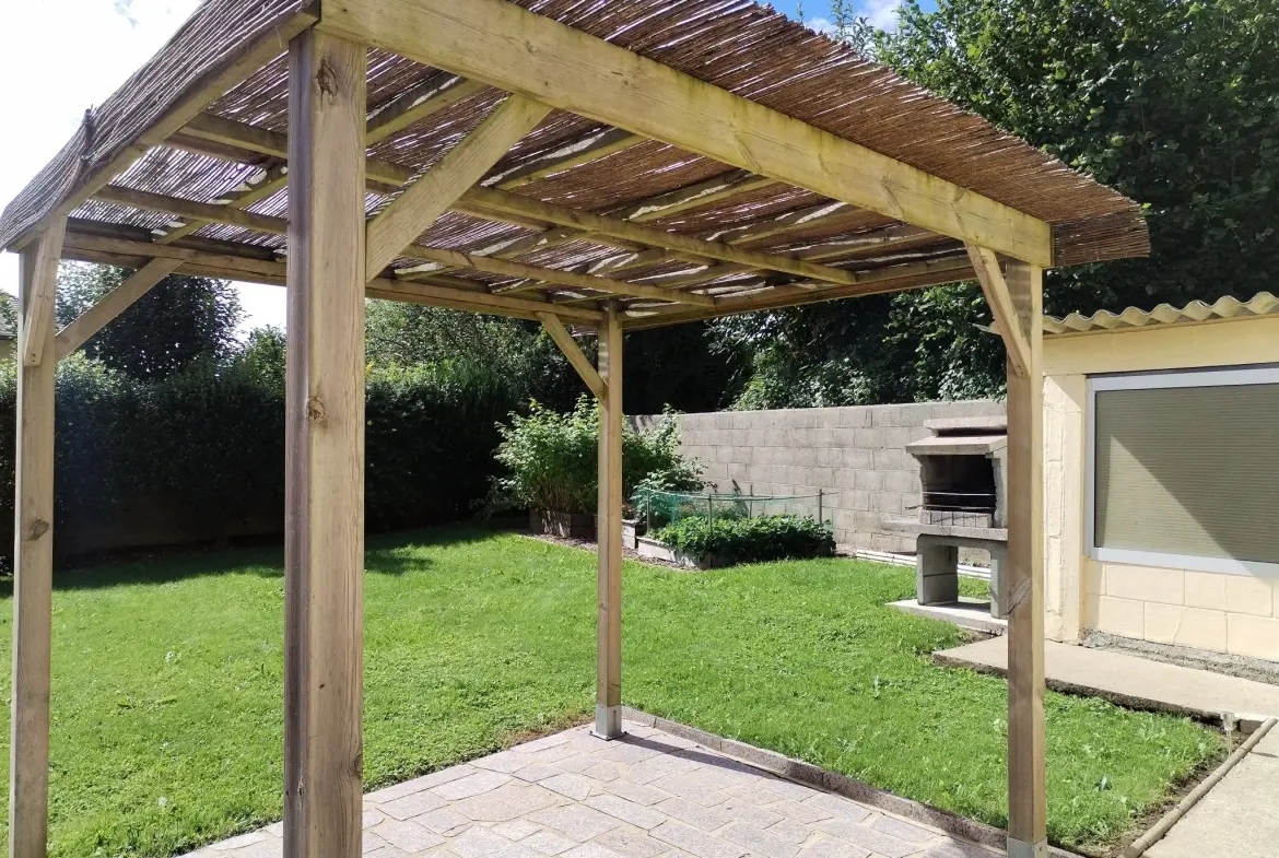 Belle maison à vendre à Lécousse avec vue, jardin et garage, prix attractif 