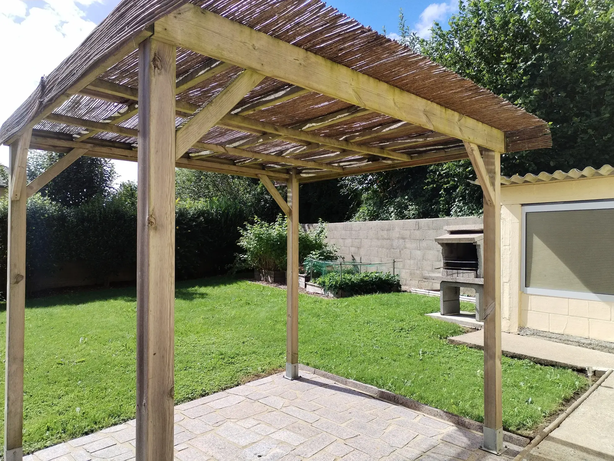 Belle maison à vendre à Lécousse avec vue, jardin et garage, prix attractif 