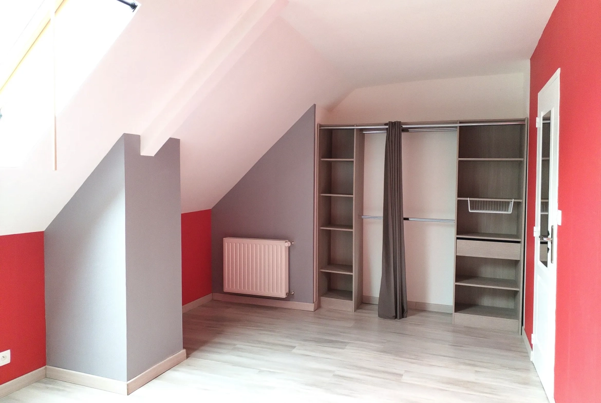 Belle maison à vendre à Lécousse avec vue, jardin et garage, prix attractif 