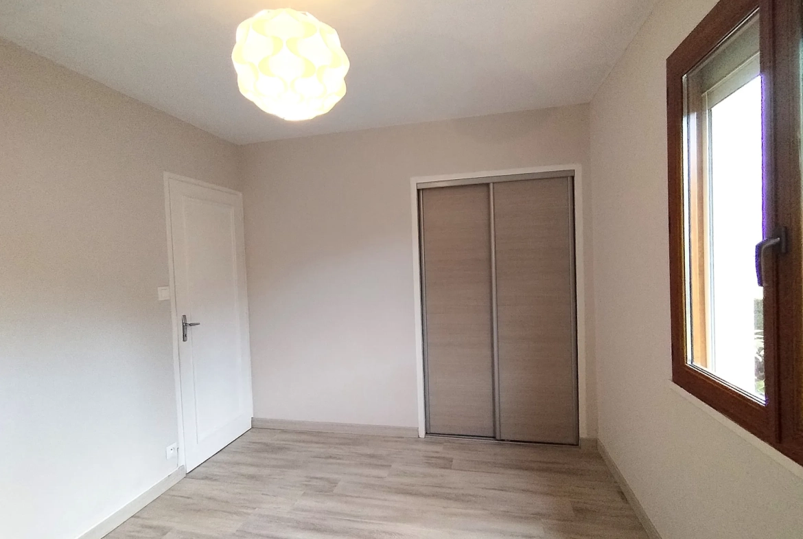 Belle maison à vendre à Lécousse avec vue, jardin et garage, prix attractif 