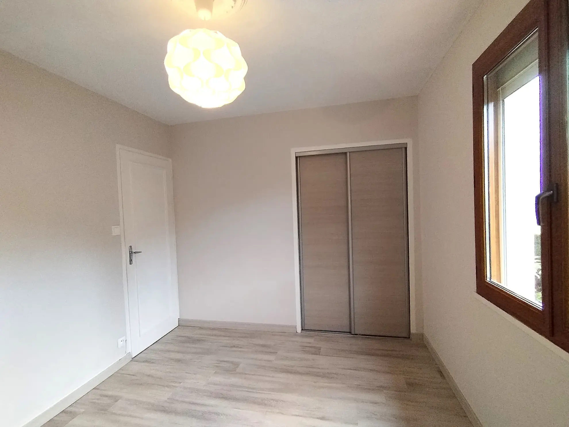 Belle maison à vendre à Lécousse avec vue, jardin et garage, prix attractif 