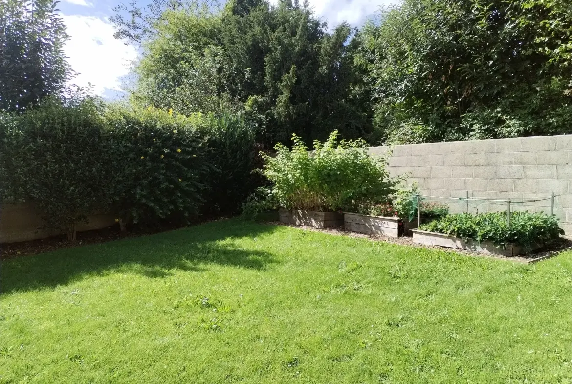 Belle maison à vendre à Lécousse avec vue, jardin et garage, prix attractif 