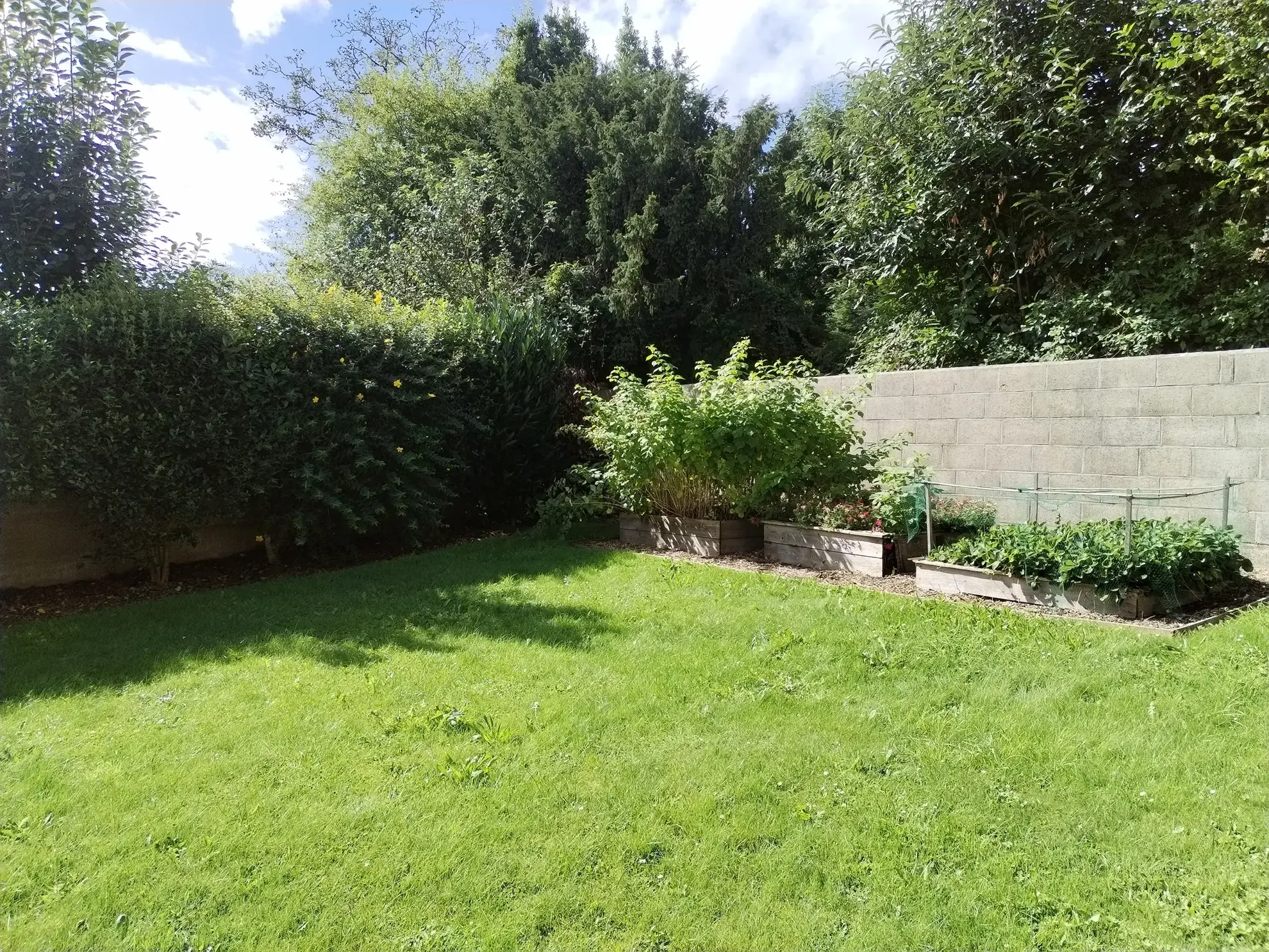 Belle maison à vendre à Lécousse avec vue, jardin et garage, prix attractif 