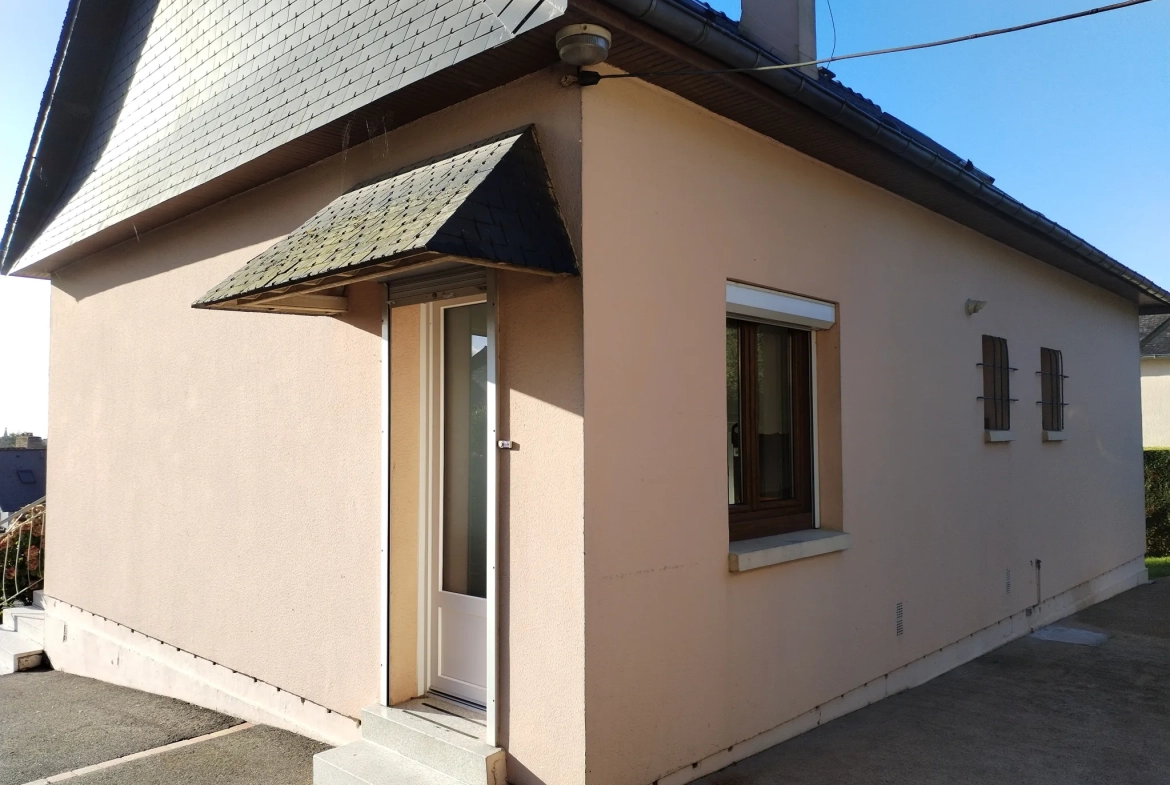Belle maison à vendre à Lécousse avec vue, jardin et garage, prix attractif 