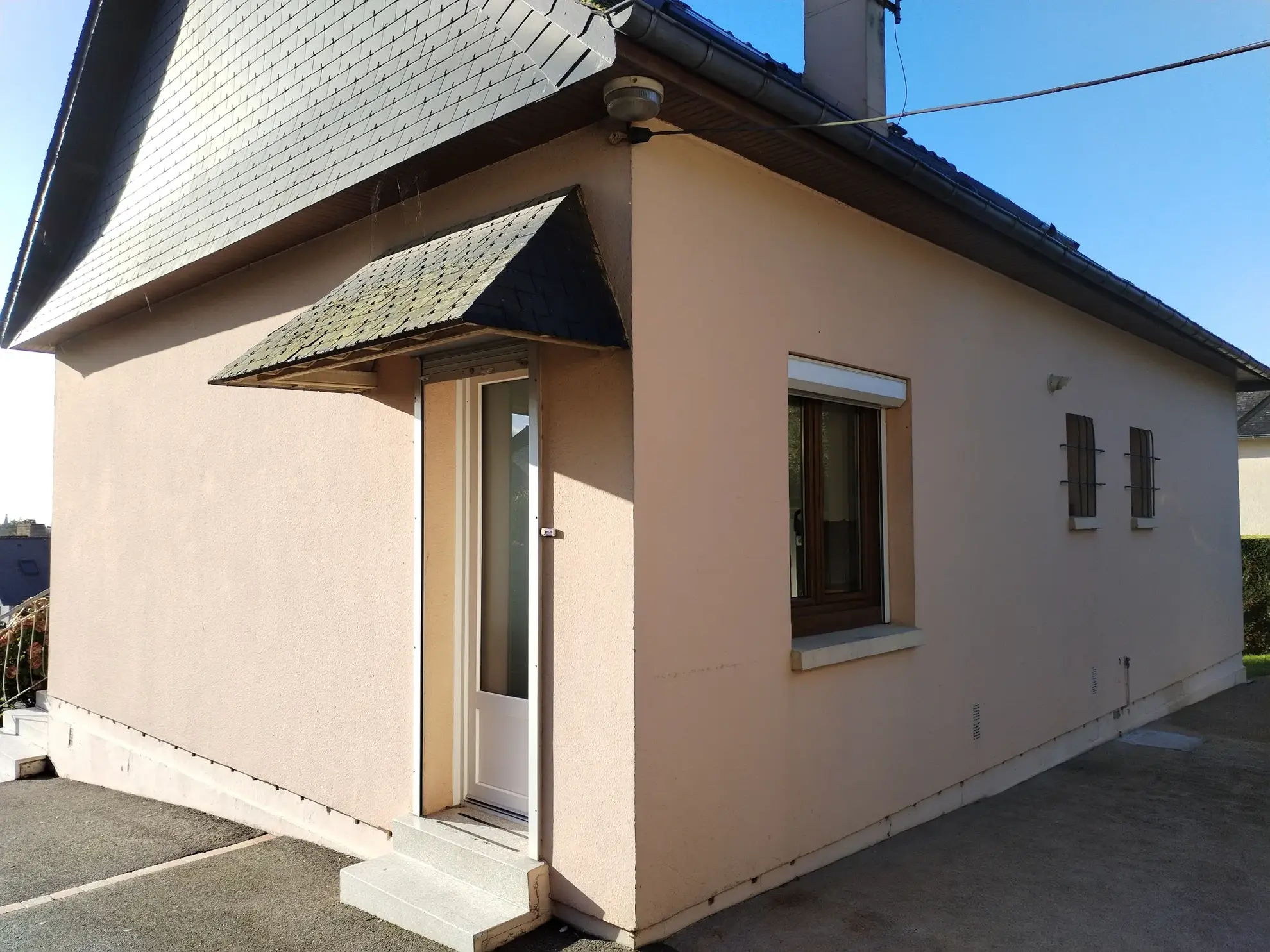 Belle maison à vendre à Lécousse avec vue, jardin et garage, prix attractif 