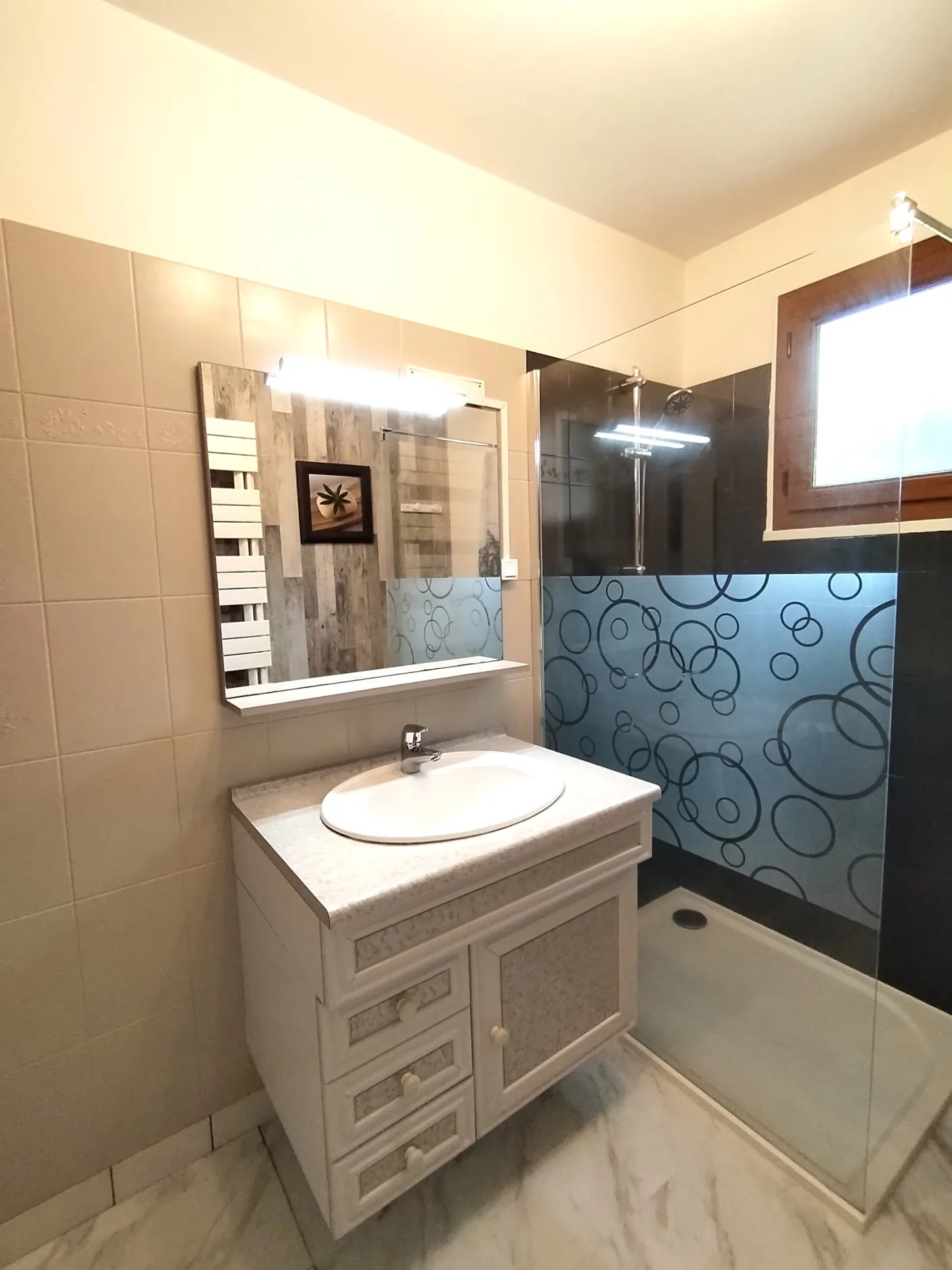 Belle maison à vendre à Lécousse avec vue, jardin et garage, prix attractif 
