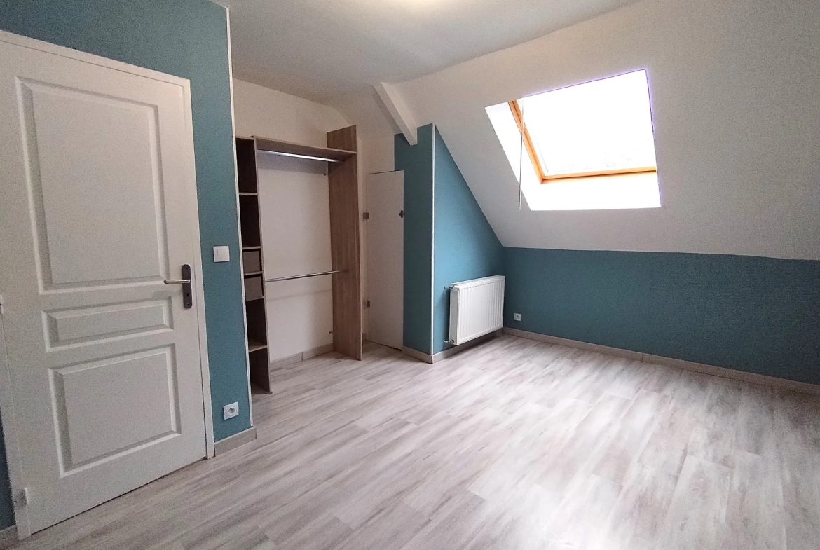 Belle maison à vendre à Lécousse avec vue, jardin et garage, prix attractif 