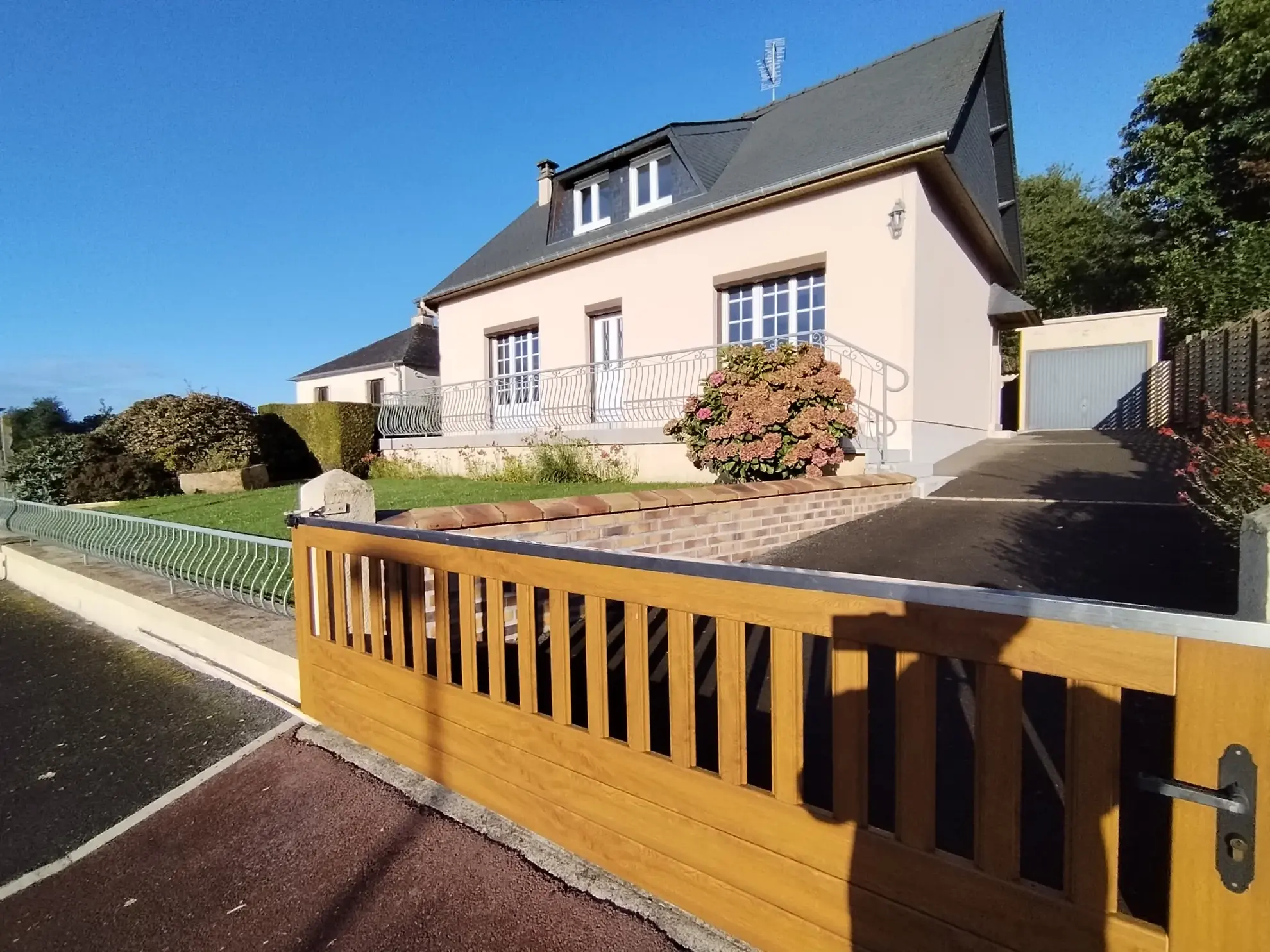 Belle maison à vendre à Lécousse avec vue, jardin et garage, prix attractif 