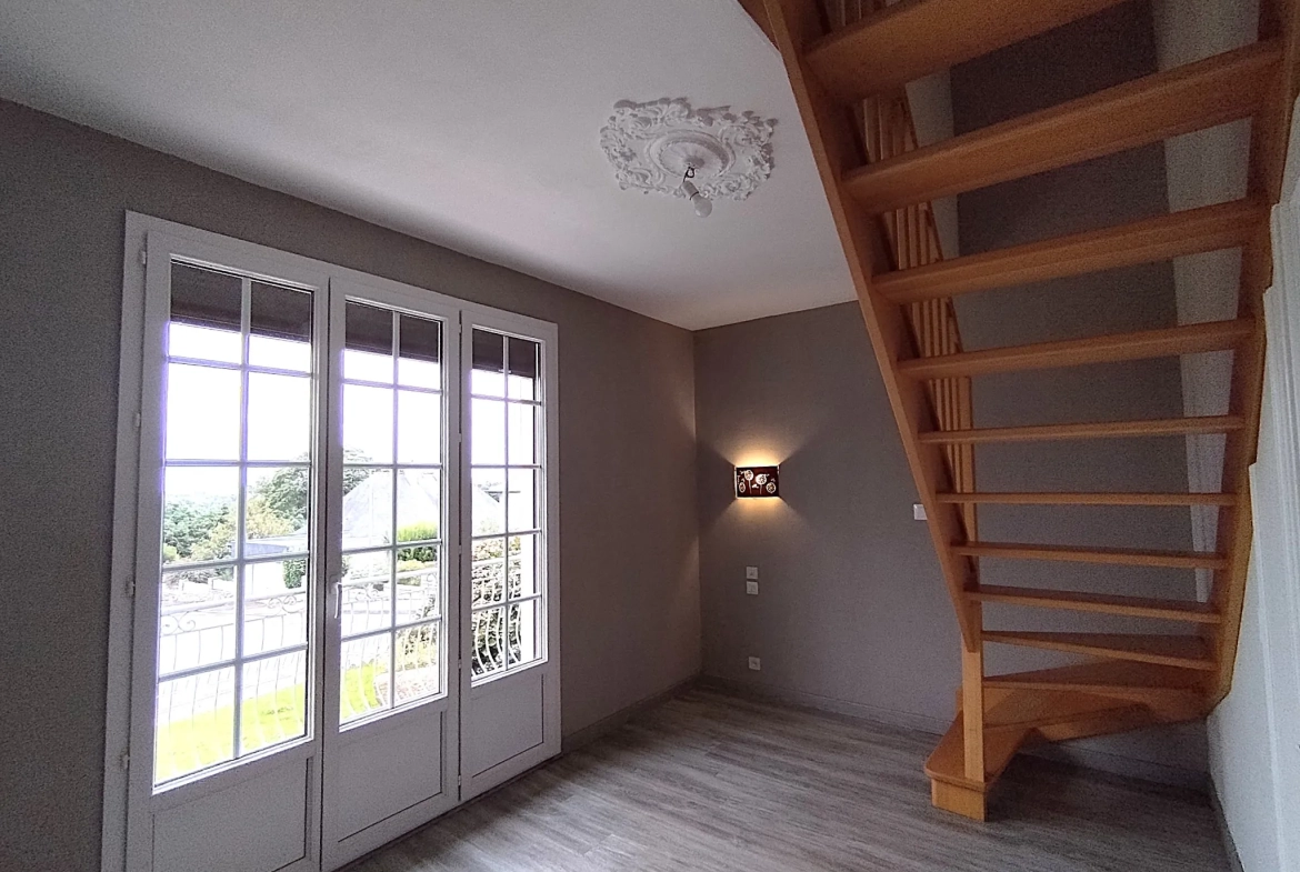 Belle maison à vendre à Lécousse avec vue, jardin et garage, prix attractif 