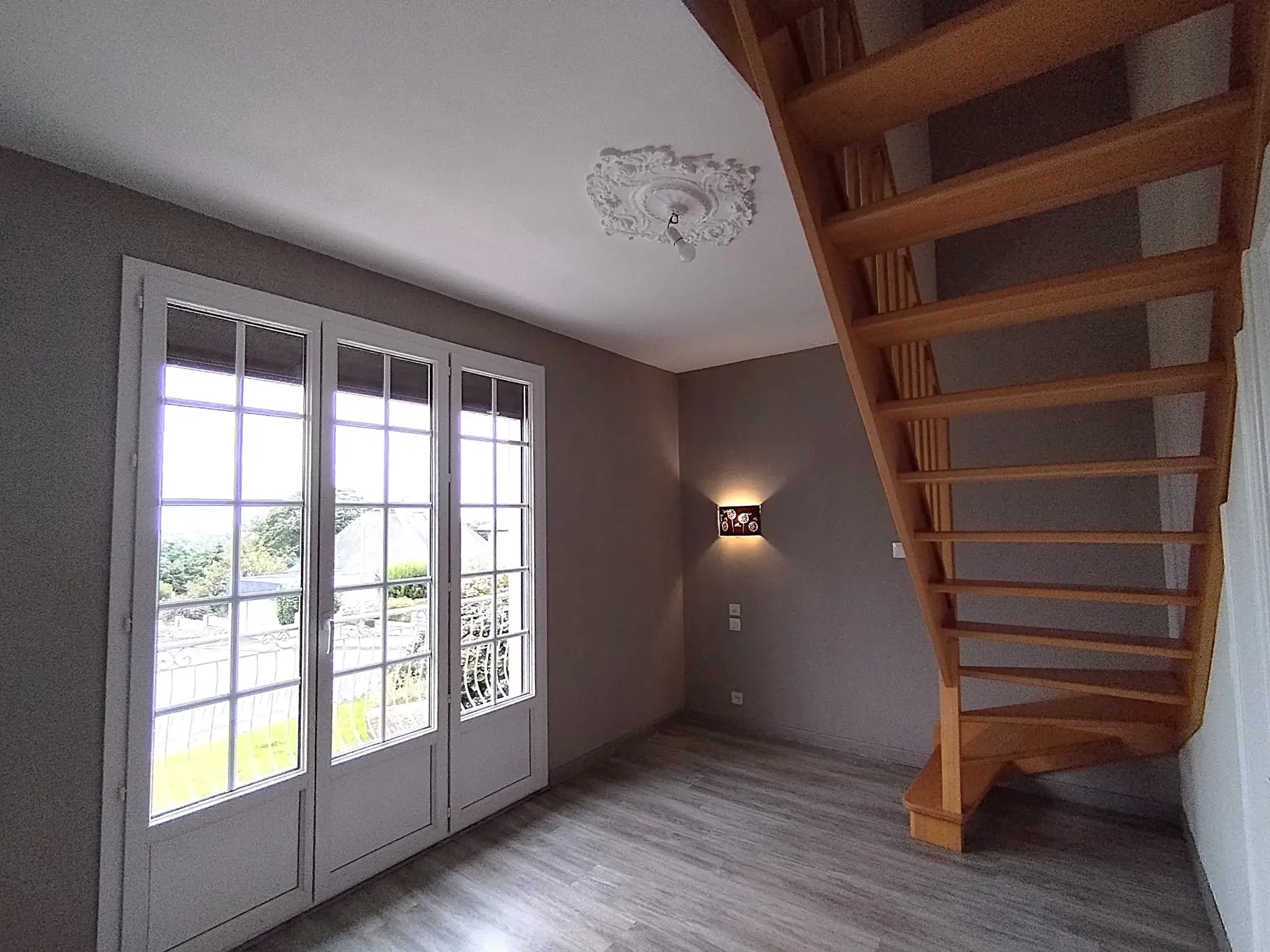 Belle maison à vendre à Lécousse avec vue, jardin et garage, prix attractif 